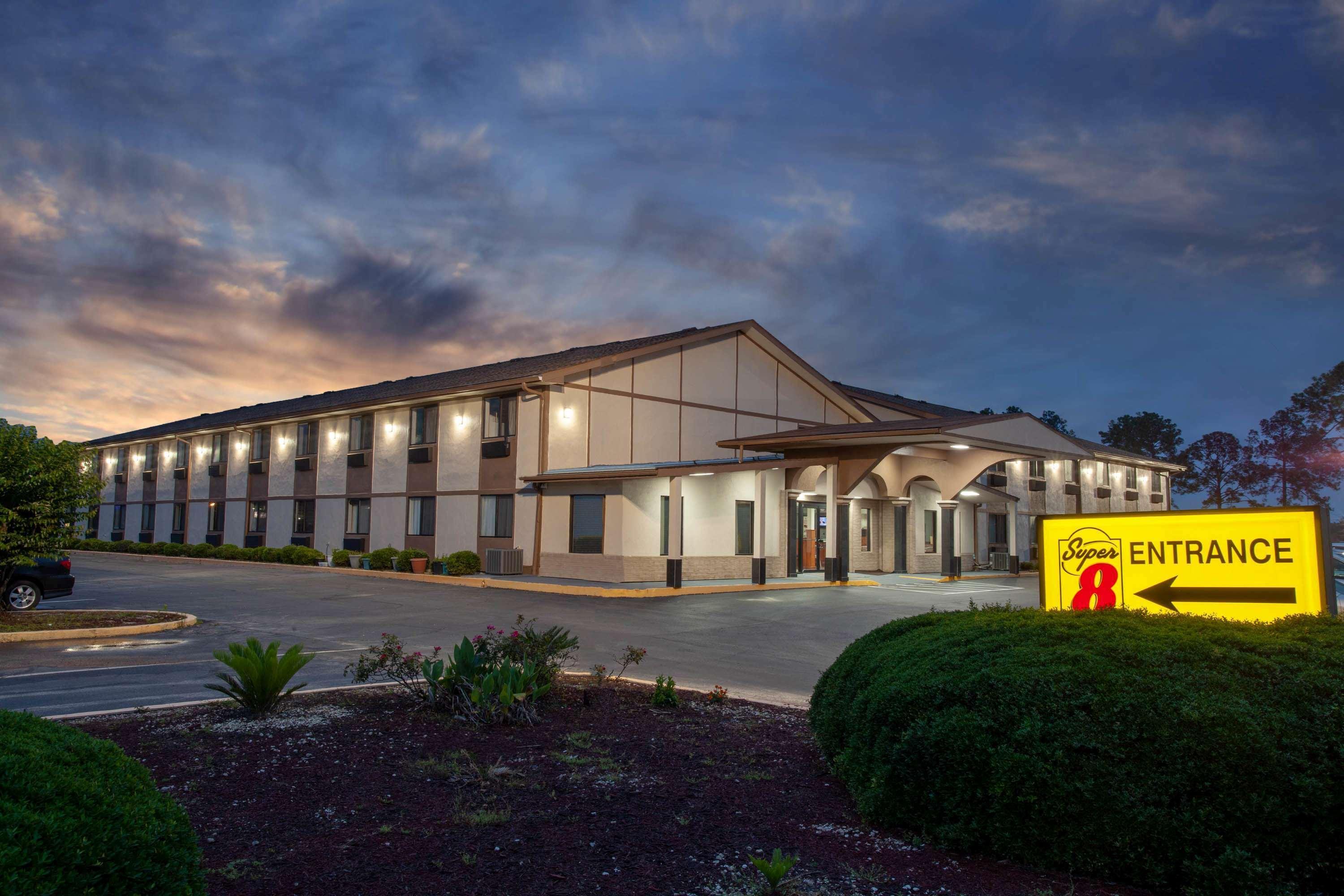 Super 8 By Wyndham Waycross Ga Motel Exterior photo