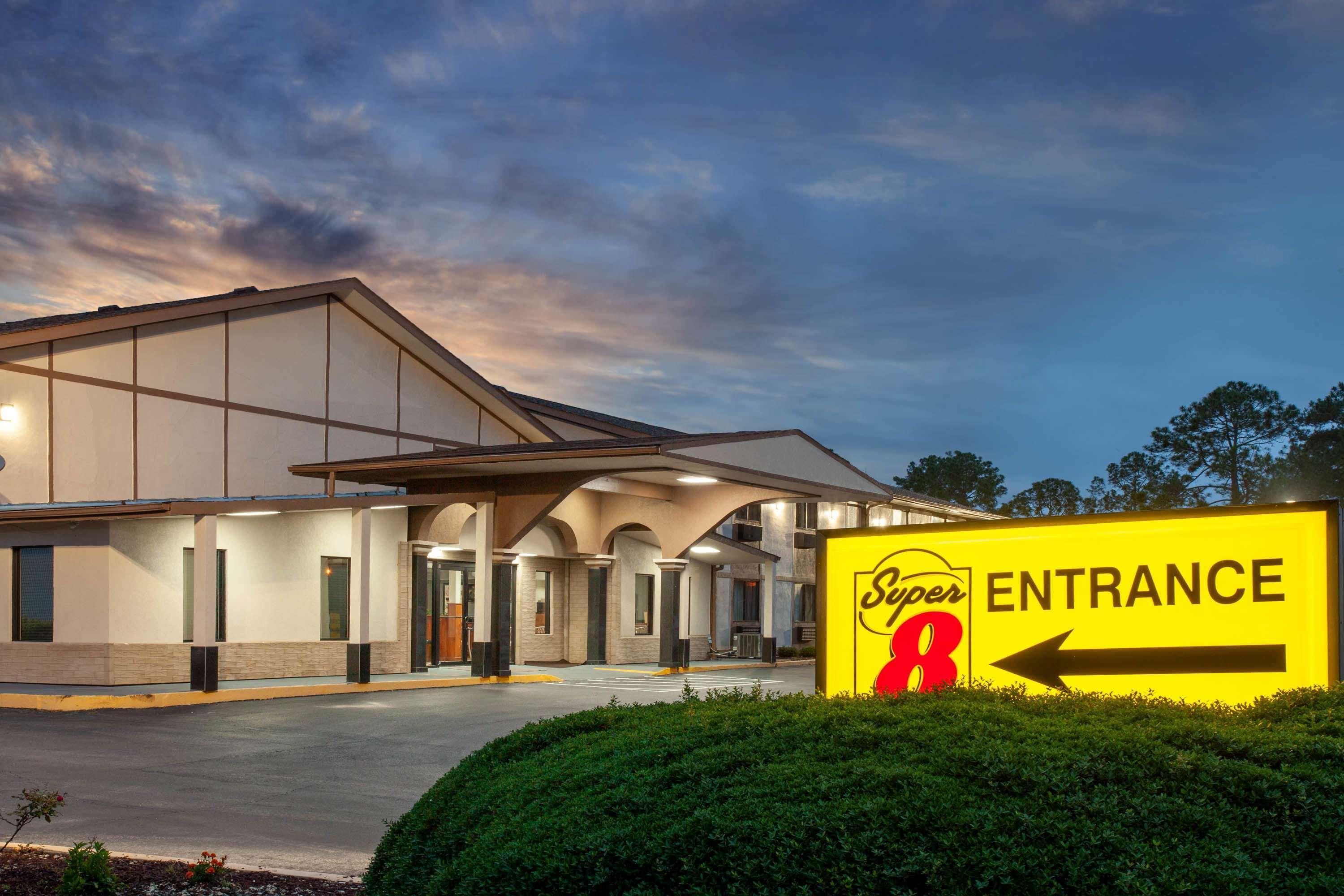 Super 8 By Wyndham Waycross Ga Motel Exterior photo