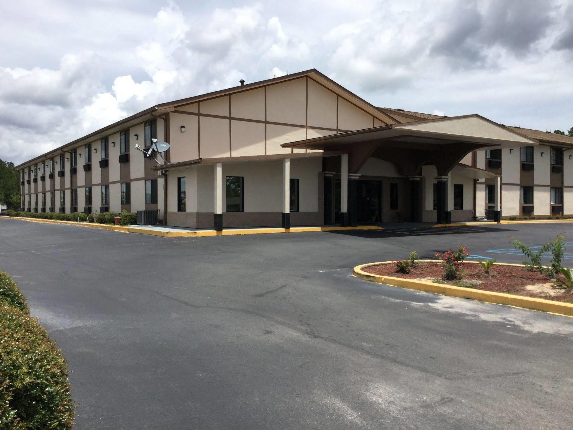 Super 8 By Wyndham Waycross Ga Motel Exterior photo