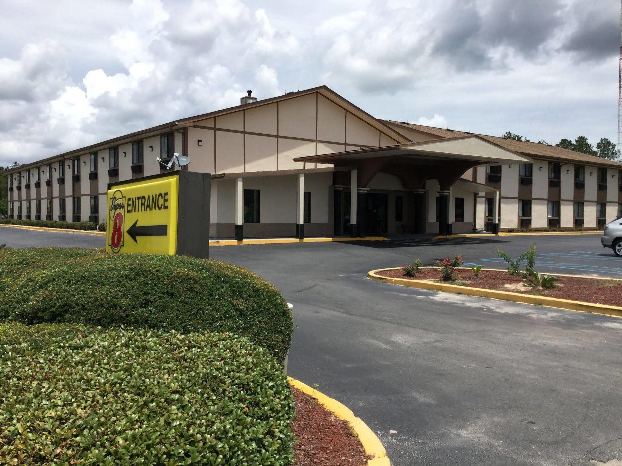 Super 8 By Wyndham Waycross Ga Motel Exterior photo