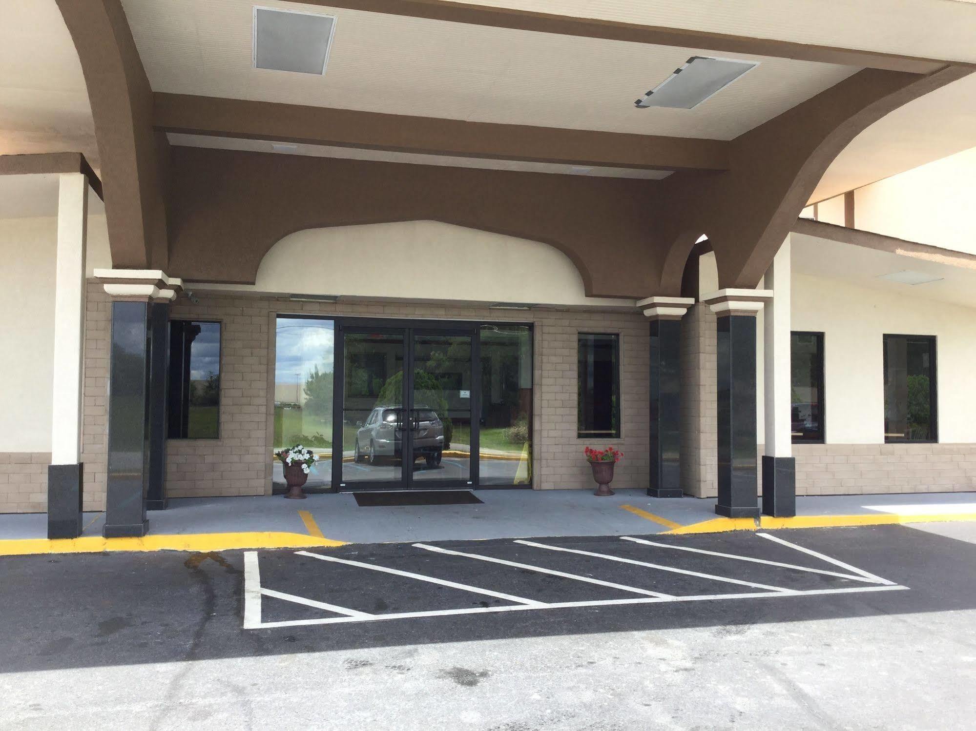 Super 8 By Wyndham Waycross Ga Motel Exterior photo